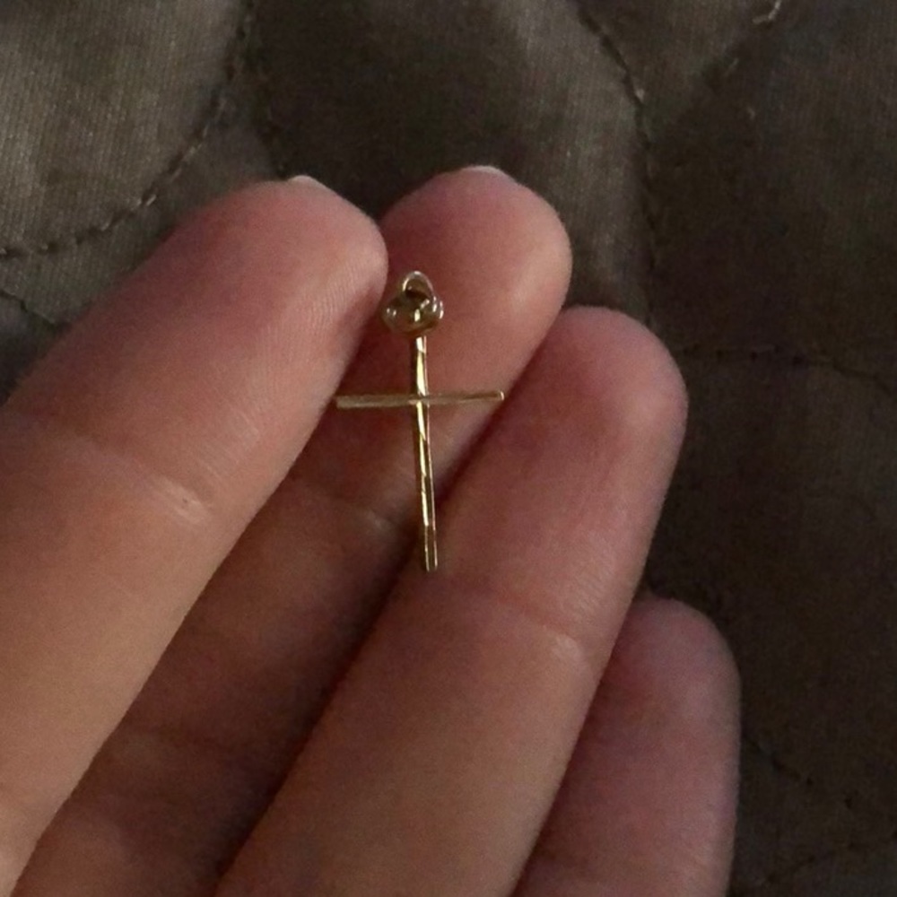 Gorgeous 14k yellow gold cross
